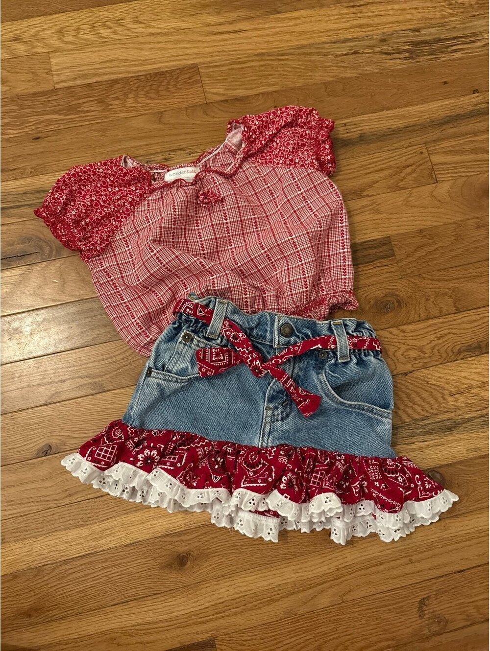 Y2K outfit top and skirt wonder kids and Levi’s